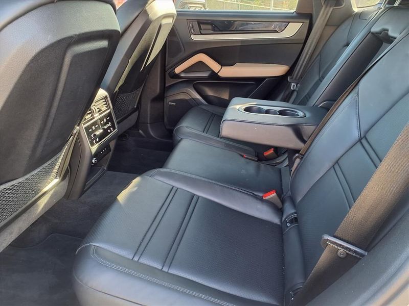 Used 2024 Porsche Cayenne Coupe BaseImage 10