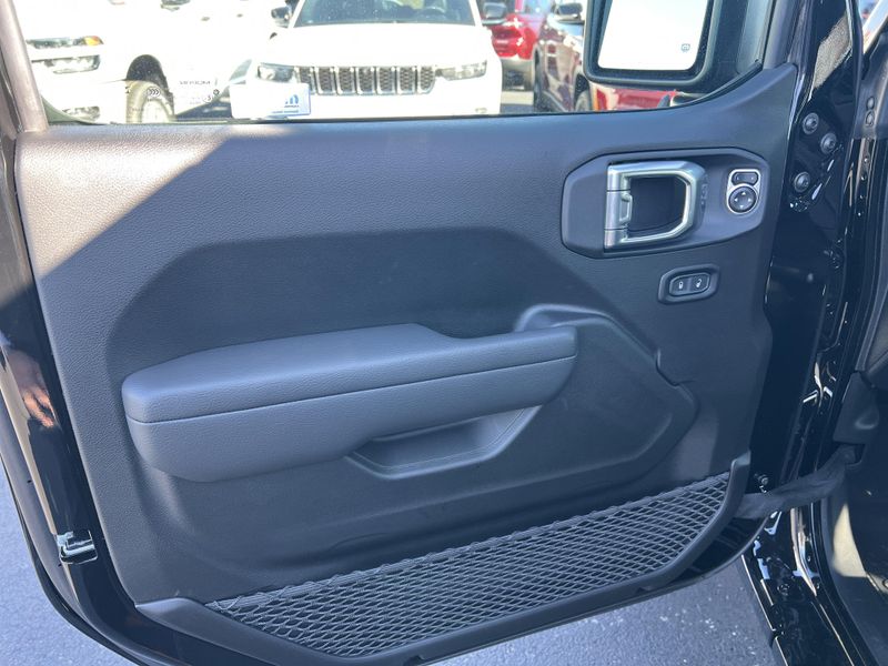 New 2026 Jeep Gladiator Sport S 4x4Image 15