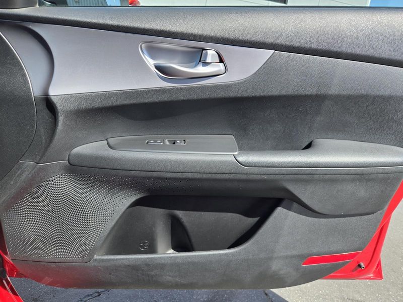 Used 2023 Kia Forte LXS IVT