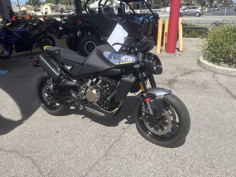 New 2025 Husqvarna VITPILEN 801 Image 11