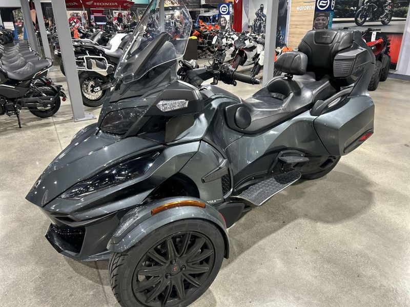 2018 Can-Am SPYDER RT-SE6  in a GREY exterior color. Del Amo Motorsports of Redondo Beach (424) 390-7811 delamomotorsports.com 