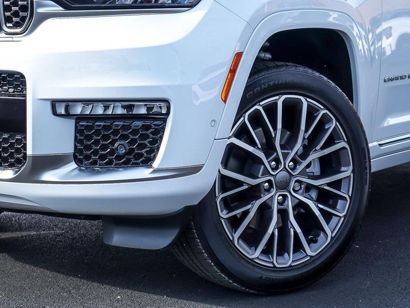 2025 Jeep Grand Cherokee L Summit Reserve photo 3