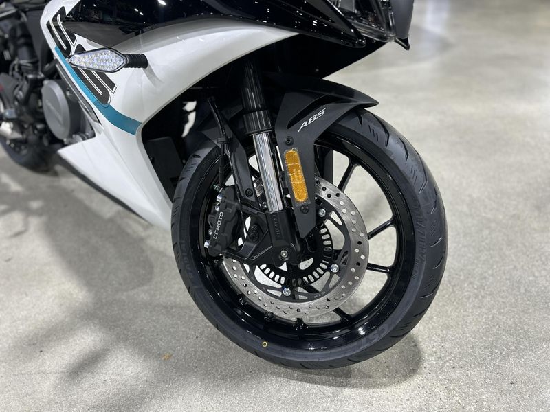 2025 CFMOTO 300SS Image 14