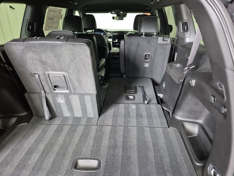 2025 Jeep Grand Cherokee L Limited 4x4Image 17