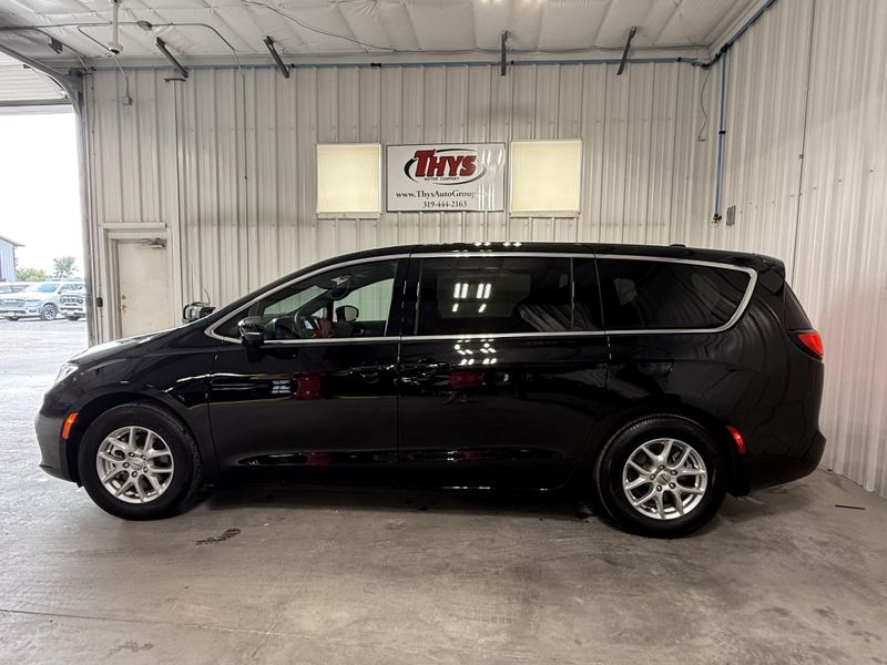 Used 2025 Chrysler Pacifica SelectImage 13