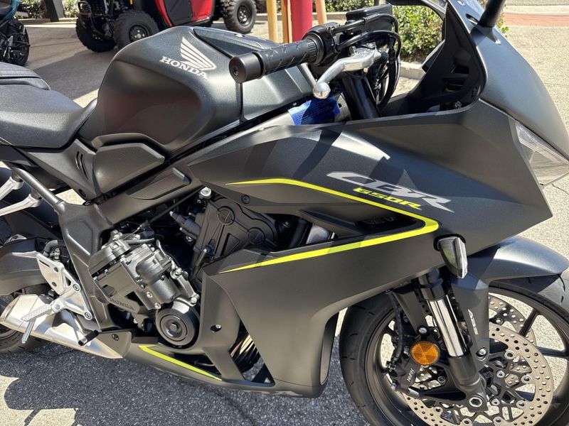New 2026 Honda CBR650R E-CLUTCH Image 14