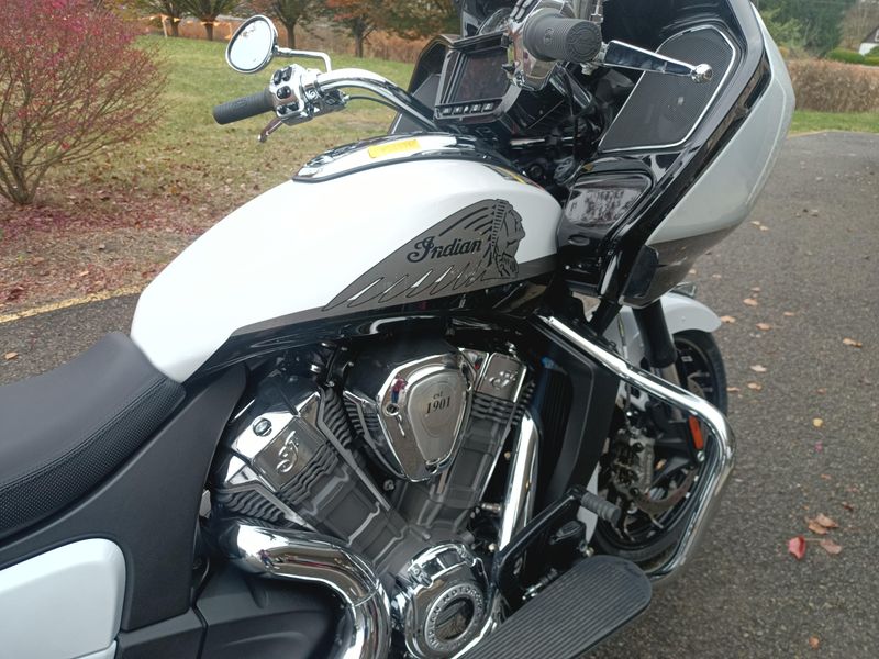 2024 Indian Motorcycle Challenger Limited w/ Powerband Audio PkgImage 2