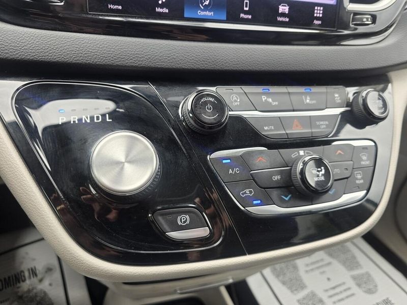 2023 Chrysler Pacifica Touring L photo 19