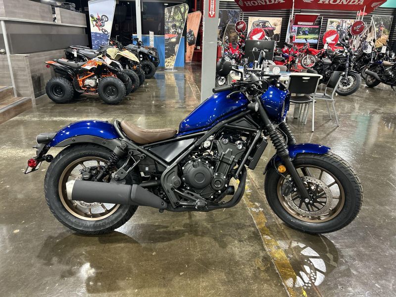 2025 Honda REBEL 500 ABS SE  in a PEARL BLUE exterior color. Del Amo Motorsports of Redondo Beach (424) 390-7811 delamomotorsports.com 