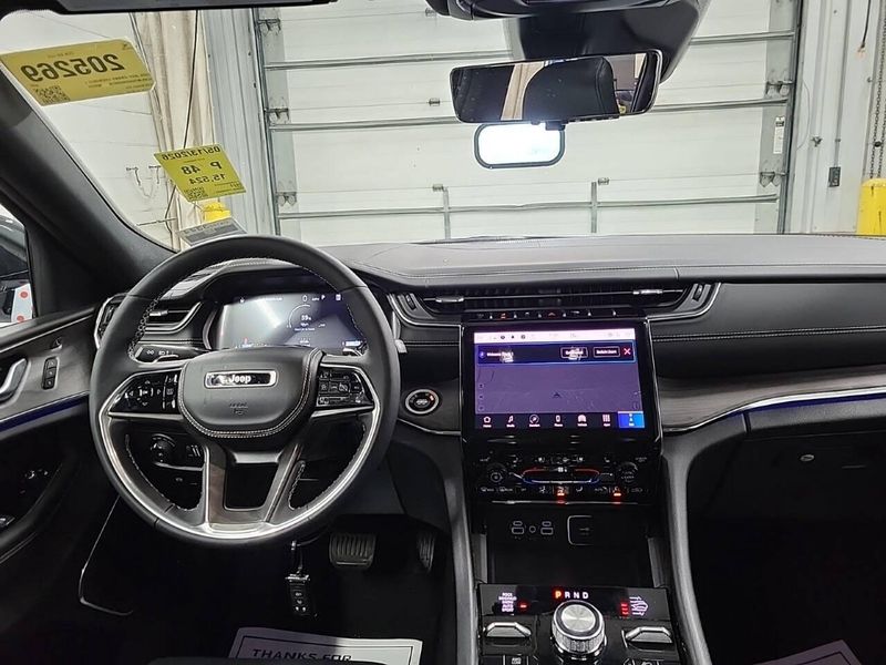 Used 2025 Jeep Grand Cherokee L Overland 4x4 4dr SUVImage 7
