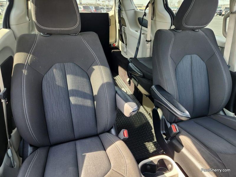 2023 Chrysler Voyager LXImage 4