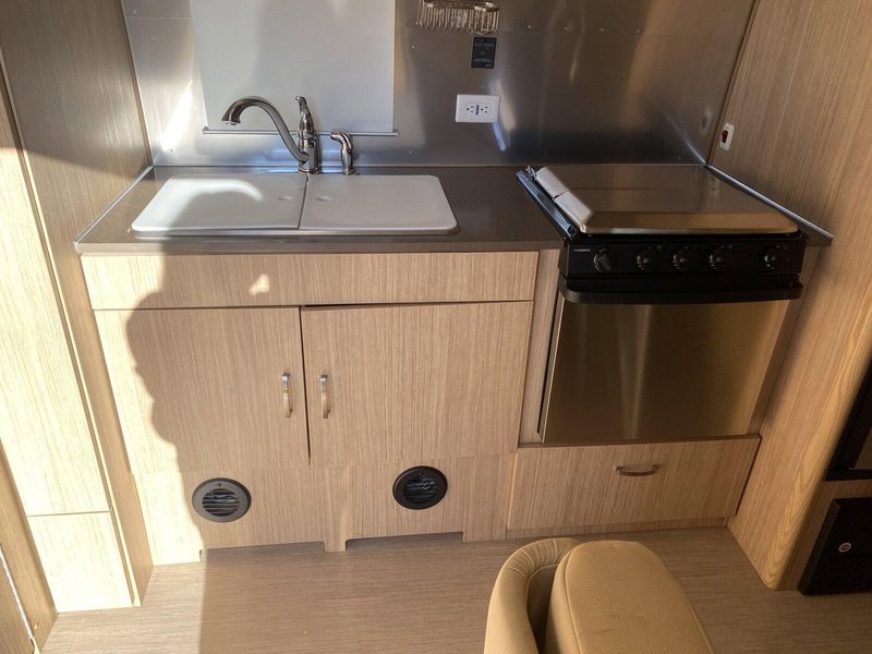 Used 2019 AIRSTREAM FLYING CLOUD 23FB Image 11