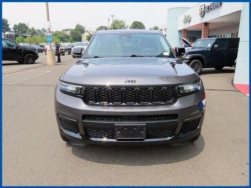 Used 2022 Jeep Grand Cherokee L LimitedImage 3