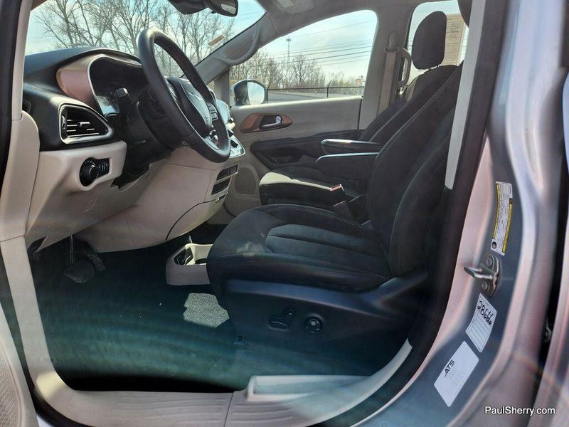 2023 Chrysler Voyager LXImage 30