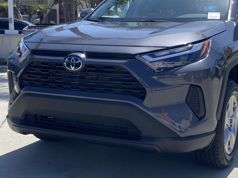 2025 Toyota RAV4 XLEImage 7