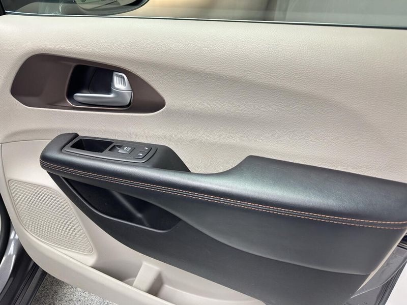 Used 2019 Chrysler Pacifica Touring LImage 20