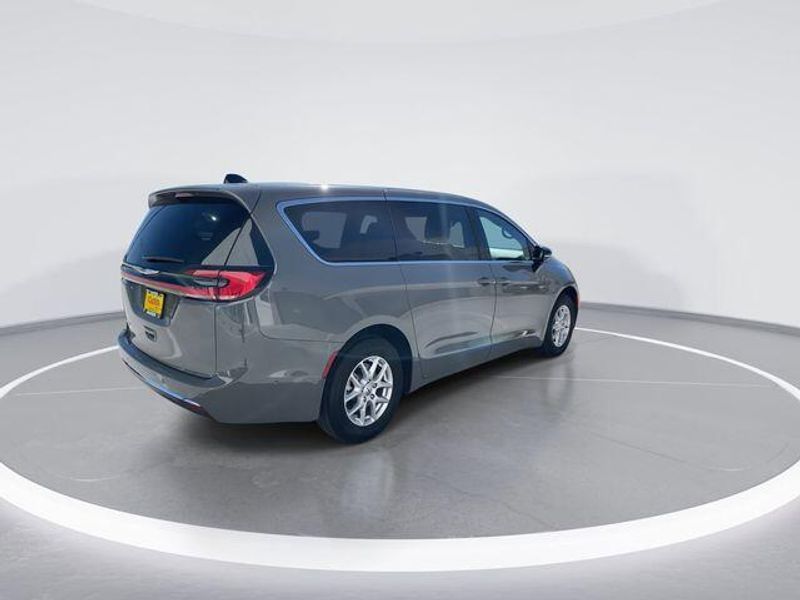 New 2025 Chrysler Pacifica SelectImage 8