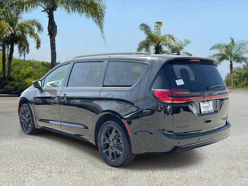 New 2027 Chrysler Pacifica Limited Awd