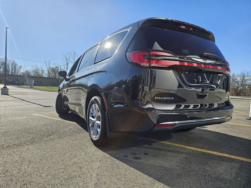 New 2026 Chrysler Pacifica Select AwdImage 4