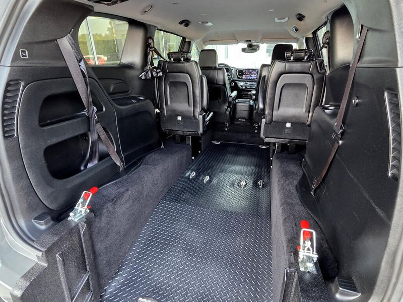 Used 2025 Chrysler Pacifica Select