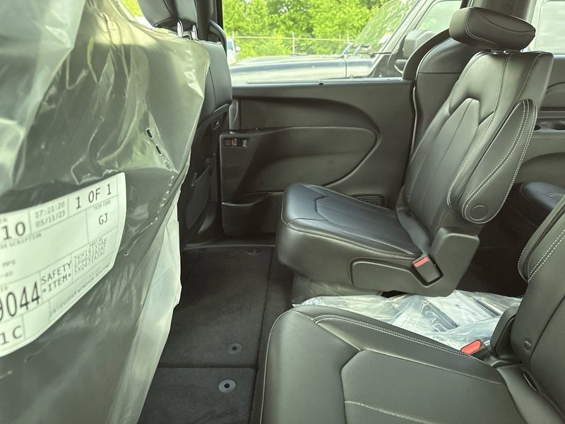 2023 Chrysler Pacifica Touring LImage 12