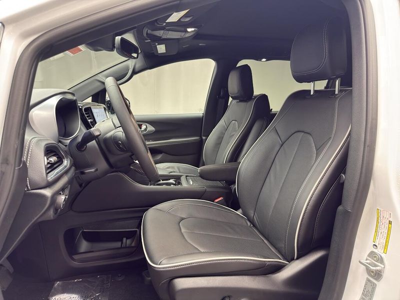 New 2026 Chrysler Pacifica Limited AwdImage 6