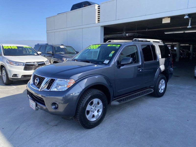 2010 Nissan Pathfinder SEImage 8