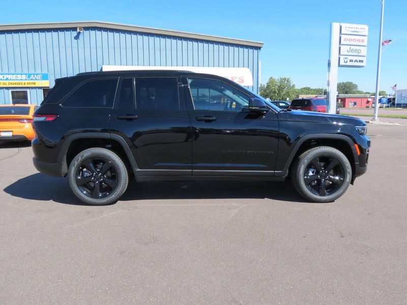 2024 Jeep Grand Cherokee Limited 4x4Image 1