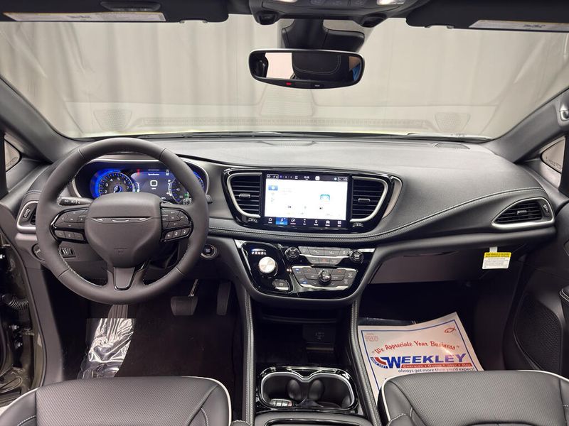 New 2027 Chrysler Pacifica Limited AwdImage 8