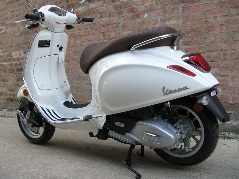 2023 Vespa Primavera 150   in a Bianco Innocente exterior color. Motoworks Chicago 312-738-4269 motoworkschicago.com 