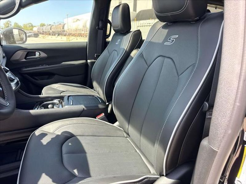 New 2027 Chrysler Pacifica Limited Awd