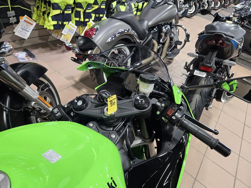 2025 Kawasaki NINJA ZX6R KRT EDITION LIME GREEN AND EBONY AND PEARL BLIZZARD WHITEImage 12