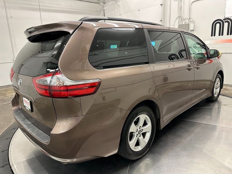 2020 Toyota Sienna LEImage 14