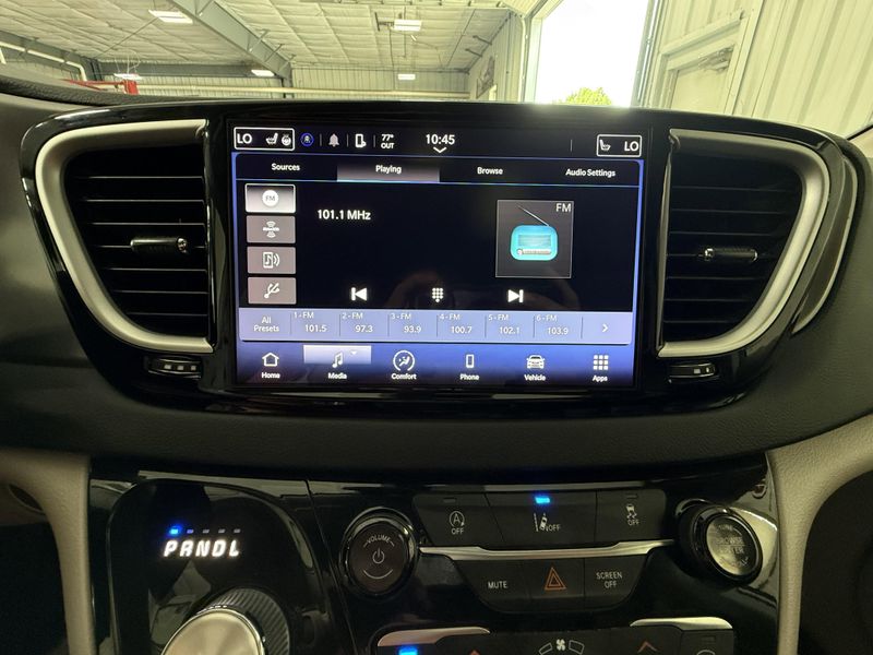 Used 2022 Chrysler Pacifica Touring LImage 26