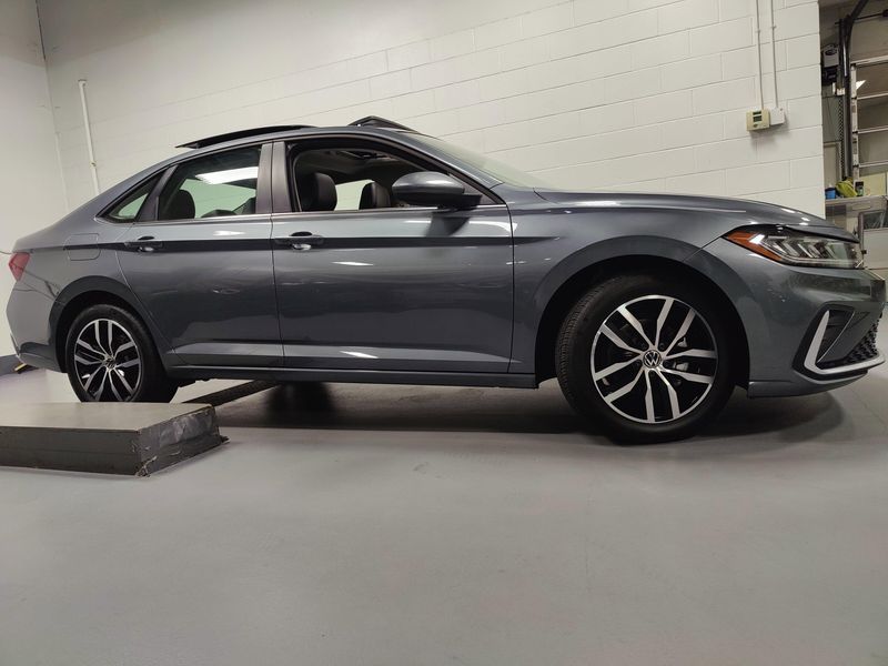 Used 2025 Volkswagen Jetta SE w/SunroofImage 3