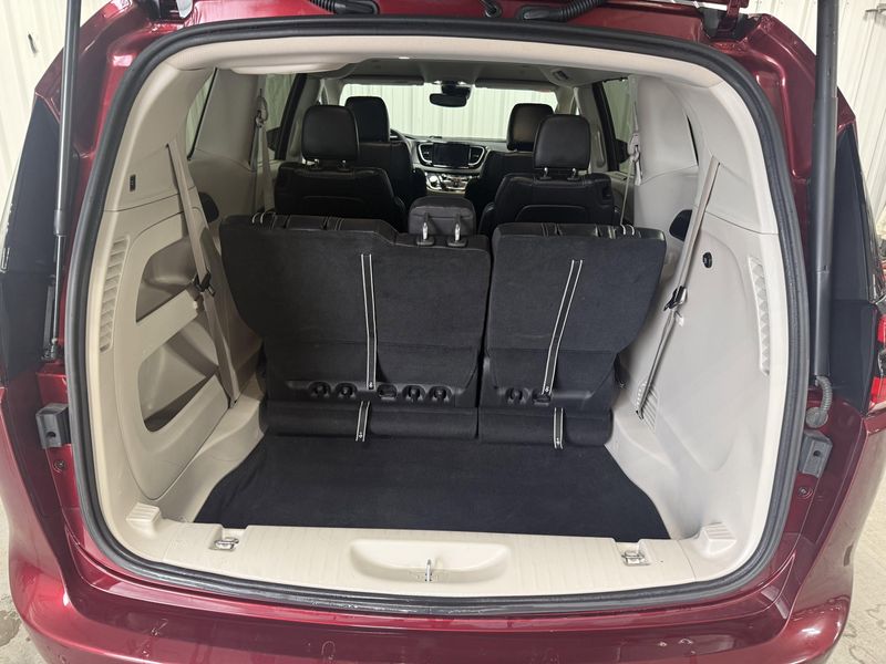 Used 2022 Chrysler Pacifica Touring LImage 5