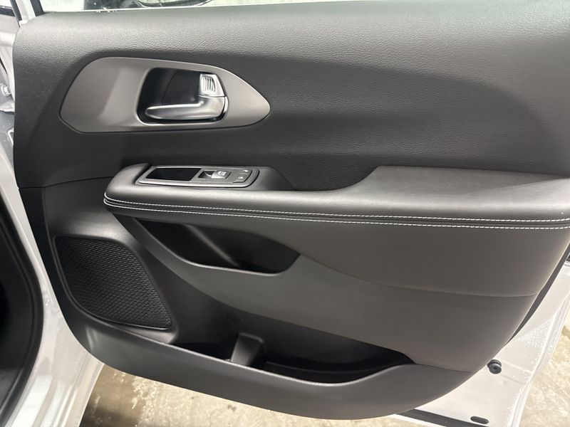 New 2027 Chrysler Pacifica SelectImage 9