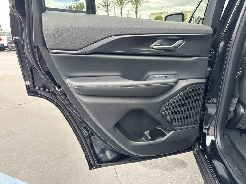 New 2026 Jeep Grand Cherokee Laredo 4x2