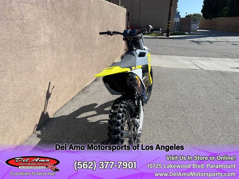 2024 HUSQVARNA FC 450  in a WHITE exterior color. Del Amo Motorsports of Los Angeles (562) 262-9181 delamomotorsports.com 