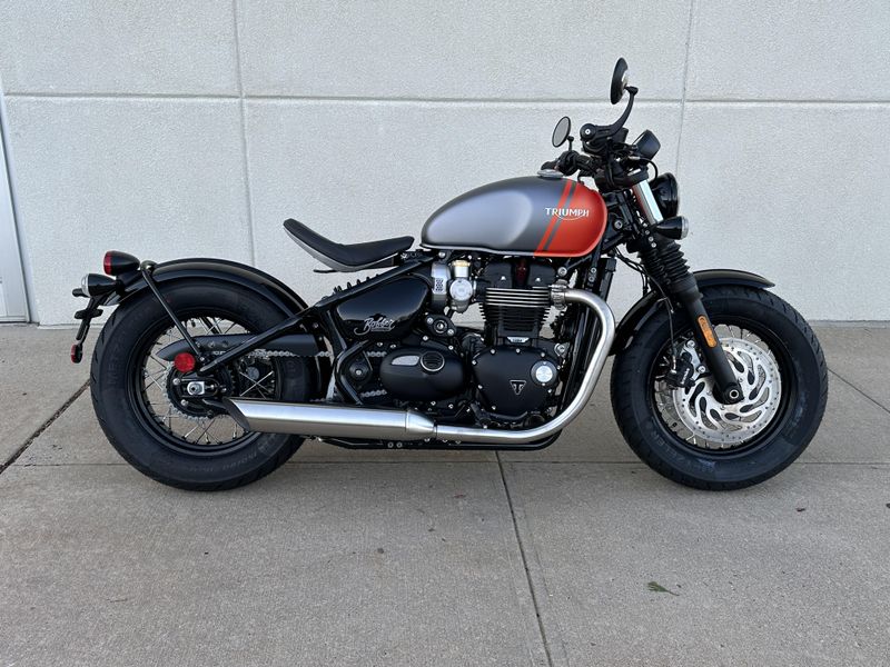 2025 Triumph Bonneville Bobber Image 2