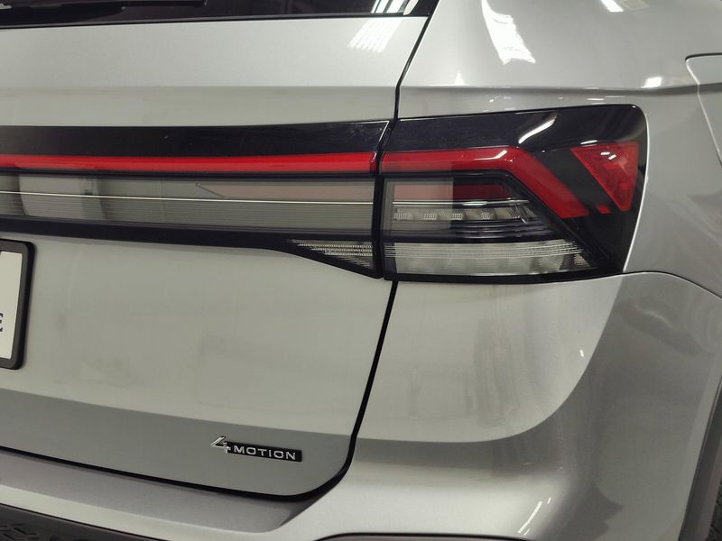 Used 2025 Volkswagen Taos SE 4-Motion AWDImage 4