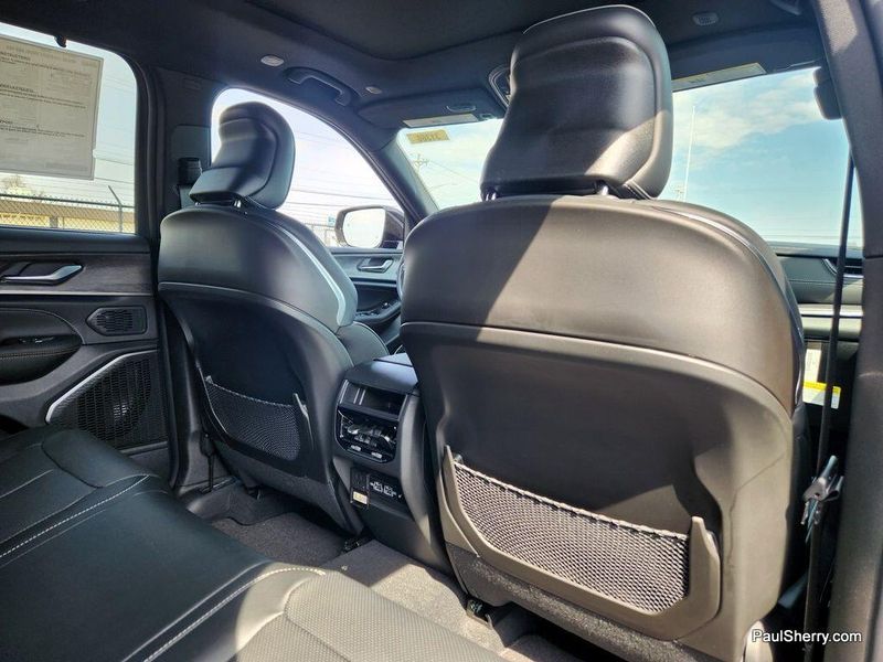 New 2025 Jeep Grand Cherokee Overland 4x4Image 32