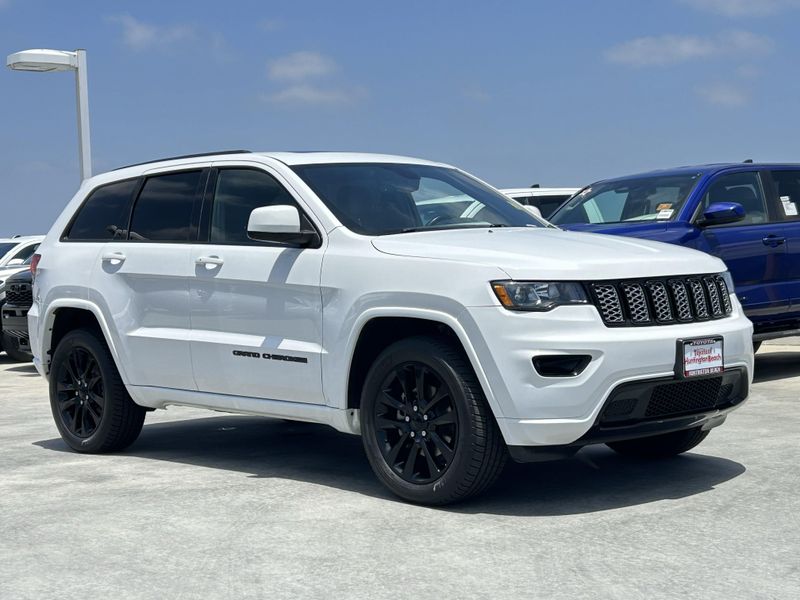 Used 2018 Jeep Grand Cherokee AltitudeImage 2
