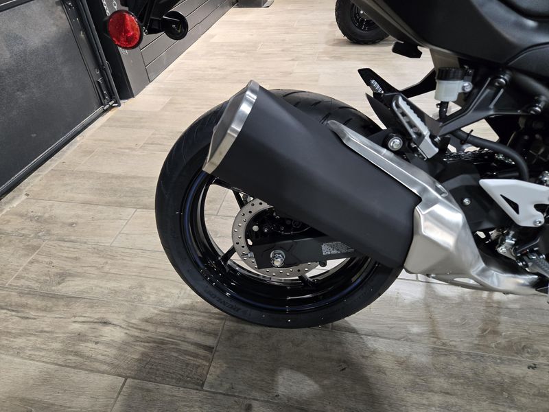 2025 Kawasaki NINJA 500 SE ABS METALLIC FLAT SPARK BLACK AND METALLIC SPARK BLACK Image 15
