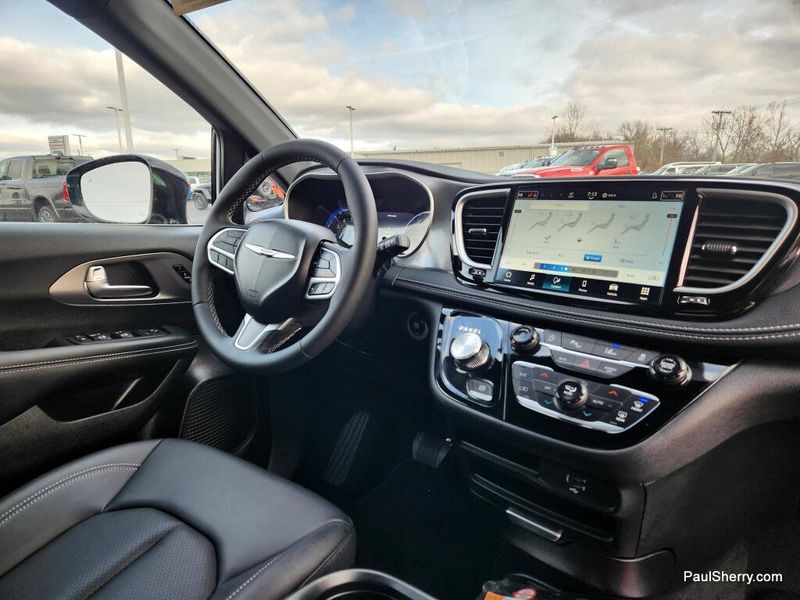 New 2026 Chrysler Pacifica Select