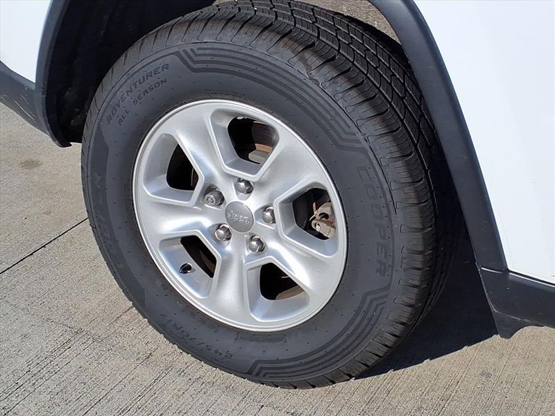 Used 2017 Jeep Grand Cherokee LaredoImage 9