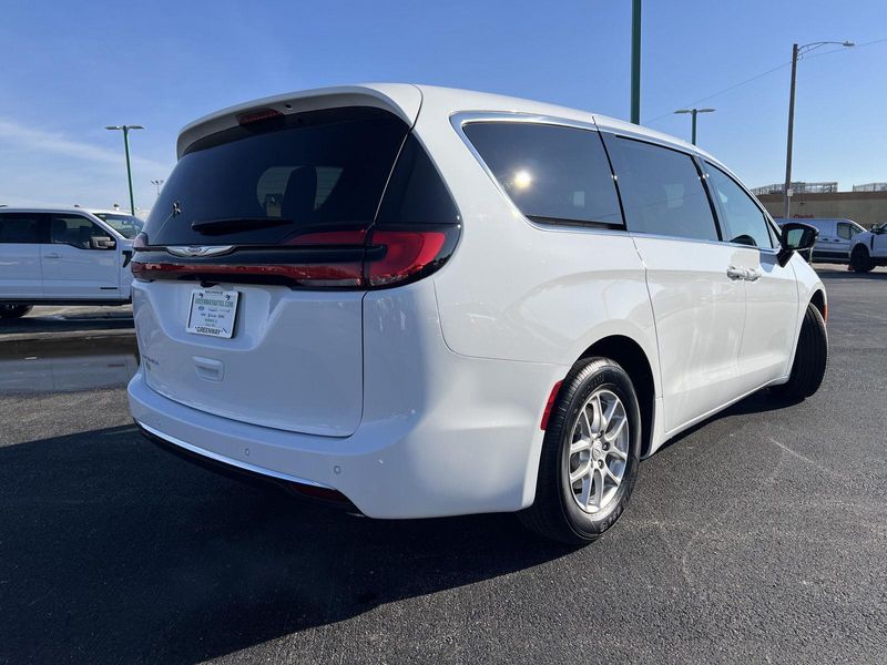 2026 Chrysler Pacifica photo 2
