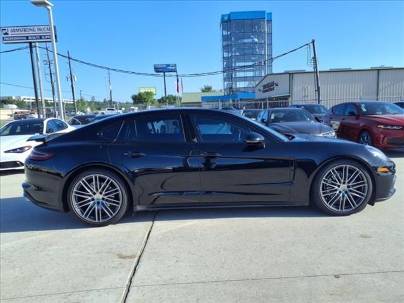 2017 Porsche Panamera BaseImage 11