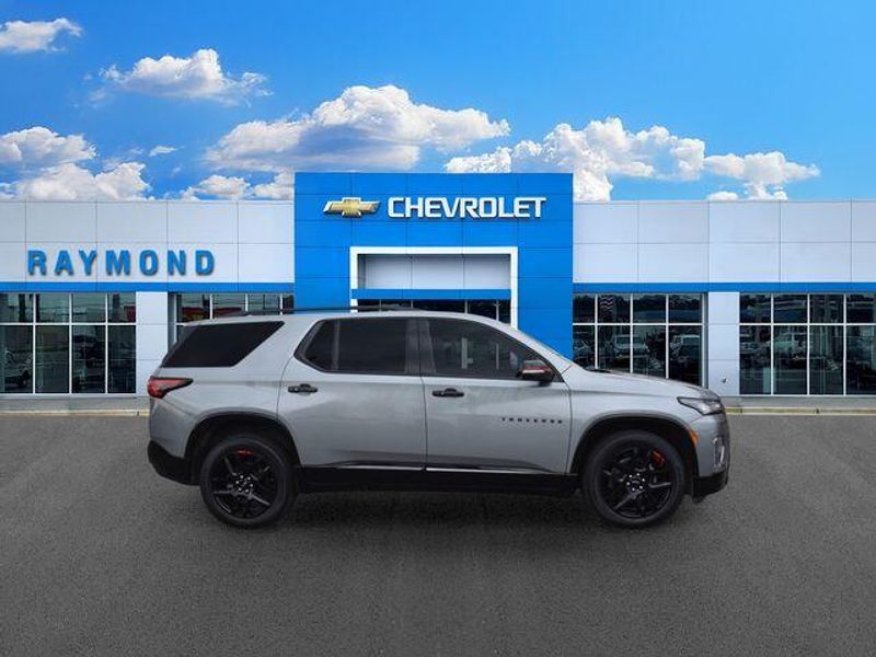 Used 2023 Chevrolet Traverse PremierImage 2