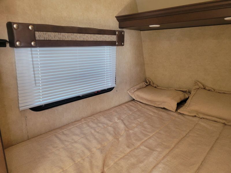 Used 2015 FOREST RIVER STEALTH 1913 Image 17